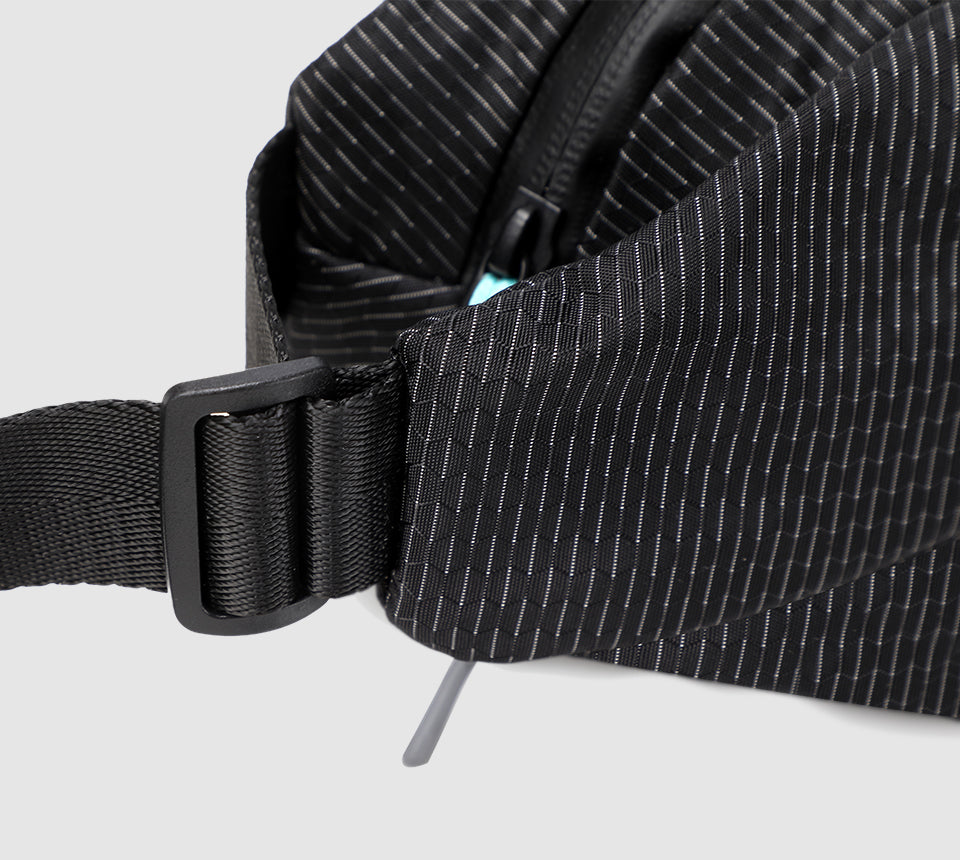 Expandable side loop on the Alpargali travel chest bag – ideal for attaching caps, sunglasses, or gear clips.