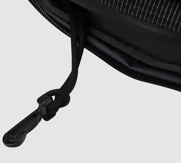 Durable zipper pull detail of the Alpargali compact crossbody bag – reinforced for daily use and easy grip.