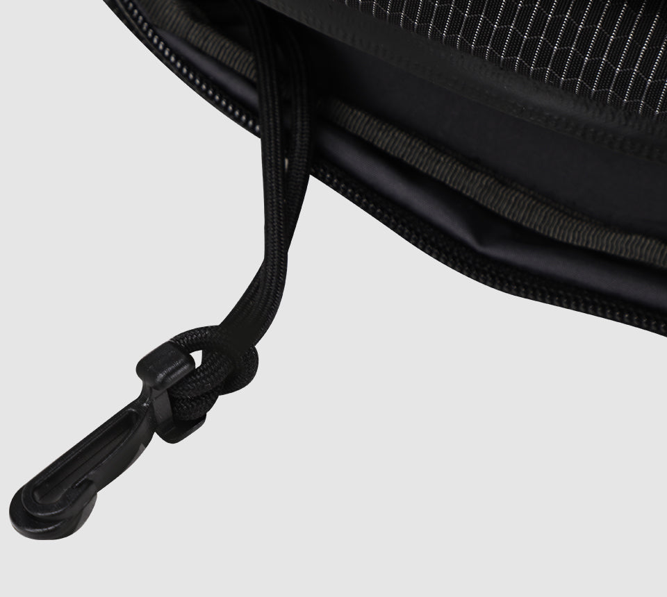 Durable zipper pull detail of the Alpargali compact crossbody bag – reinforced for daily use and easy grip.